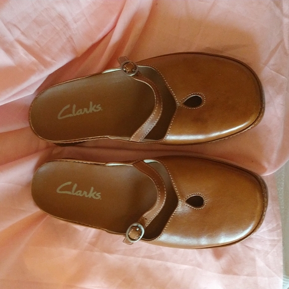 Clarks Shoes - Clark's clog style tan shoes Sz 6.5